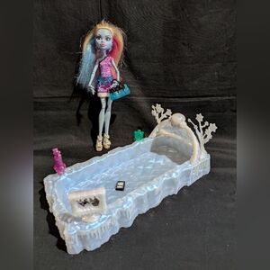 Monster High Abbey Bominable Scaris City  Frights Doll & Dead Tired Bed Playset